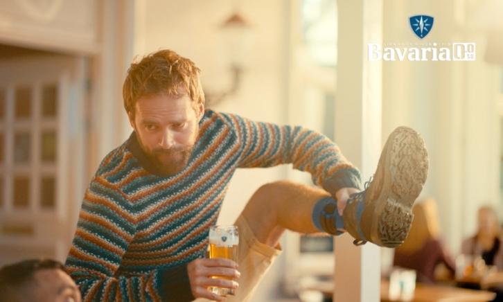 Bavaria 0.0% reclame: ik eet mijn schoen op als dit alcoholvrij bier is Man met een glas Bavaria 0.0% in de hand tilt zijn been op om zijn schoen te laten zien
